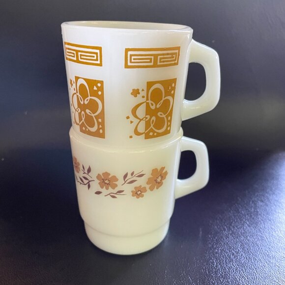 2 Vintage 70s Stackable Milkglass Mugs-Anchor Hocking and Termocrisa - Picture 6 of 7